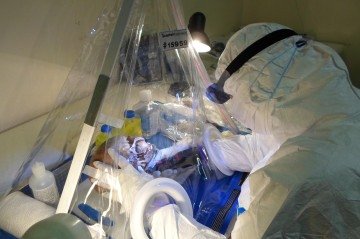 Helena Malmström, pesquisadora do Departamento de Biologia Organísmica da Universidade de Uppsala, com amostras no laboratório móvel -  (crédito: Alexandra Coutinho)