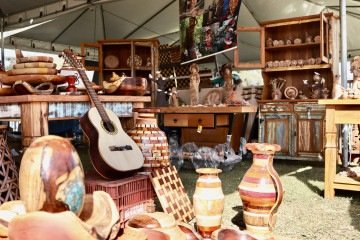 O evento celebra a cultura e o artesanato local, muito rico em peças de madeira e argila 
