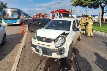 Colisão envolveu dois carros e um ônibus -  (crédito: Divulgação)