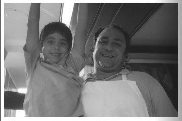 Luca, ainda criança,  com o pai, Ninny, no restaurante