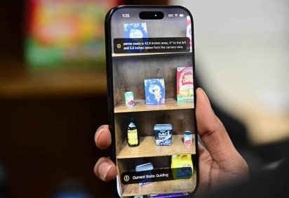 O NaviSense consegue identificar objetos baseando-se apenas em seus comandos de voz 
 -  (crédito: Caleb Craig/Penn State)