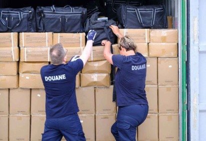 Integrantes do órgão antidrogas da República Dominicana vigiam pacotes de suposta cocaína que tinham como destino a Bélgica, em 6 de dezembro de 2024 -  (crédito: Getty Images) -Integrantes do órgão antidrogas da República Dominicana vigiam pacotes de suposta cocaína que tinham como destino a Bélgica, em 6 de dezembro de 2024 -  (crédito: Getty Images)