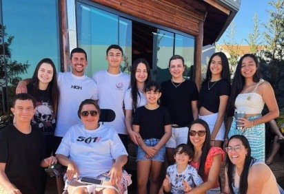 Primos, irmã e sobrinhos com Adriana Reis
 -  (crédito: Arquivo pessoal)