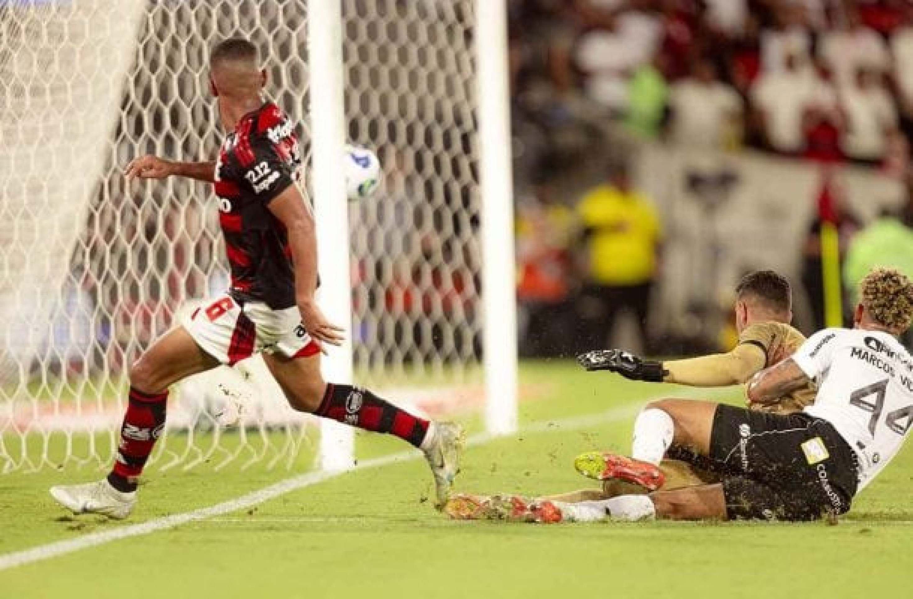 Samuel Lino finaliza e faz o gol do nono título brasileiro do Flamengo -  (crédito: Foto: Adriano Fontes/Flamengo)