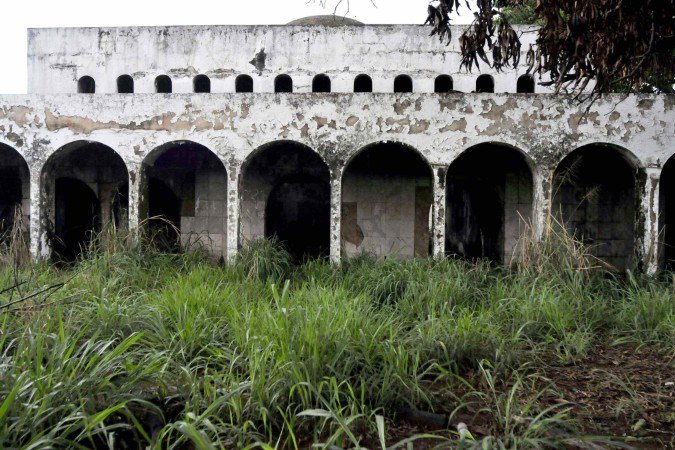 Templo islâmico, na 712/912 Norte, está rodeado de mato alto e resquícios de incêndios. Dentro, há entulho, lixo e água acumulada