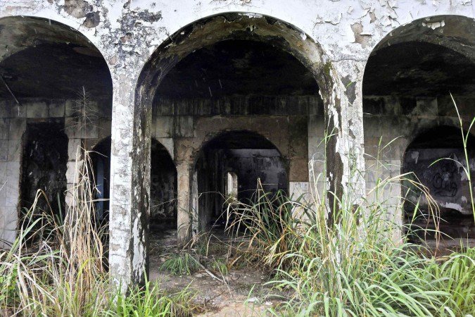 Tempo isl&acirc;mico, na 712/912 Norte est&aacute; rodeado de matos altos e resqu&iacute;cios de inc&ecirc;ndios. Dentro, h&aacute; entulho, lixo e &aacute;gua acumulada