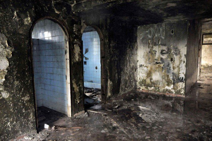 Tempo isl&acirc;mico, na 712/912 Norte est&aacute; rodeado de matos altos e resqu&iacute;cios de inc&ecirc;ndios. Dentro, h&aacute; entulho, lixo e &aacute;gua acumulada