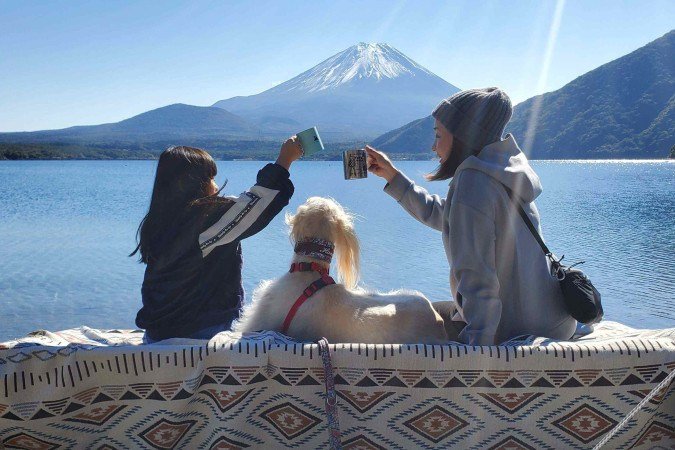 A menina vive com seu cachorro desde os 3 anos. Todo verão, eles vão acampar juntos -  (crédito: Nozomi Hirayama)