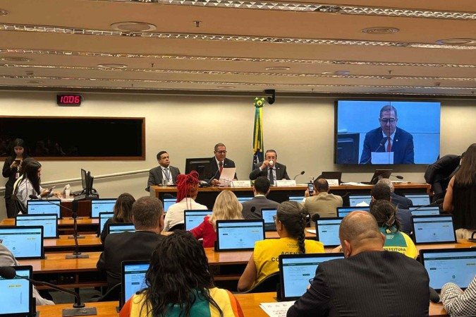 Antes de começar a discussão, manifestantes ocuparam parte do plenário 12, e emitiram gritos de ordem Antes de começar a discussão, manifestantes ocuparam parte do plenário 12, e emitiram gritos de ordem