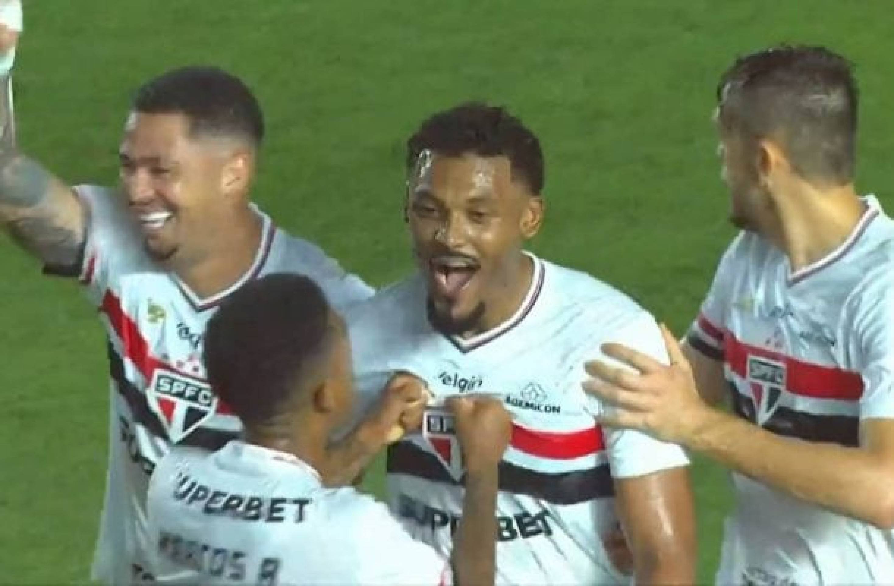 O zagueiro brasiliense Sabino fez um dos gols do Flamengo na vitória fácil contra o Internacional pela penúltima rodada do Brasileirão -  (crédito: Foto: Reprodução) -O zagueiro brasiliense Sabino fez um dos gols do Flamengo na vitória fácil contra o Internacional pela penúltima rodada do Brasileirão -  (crédito: Foto: Reprodução)