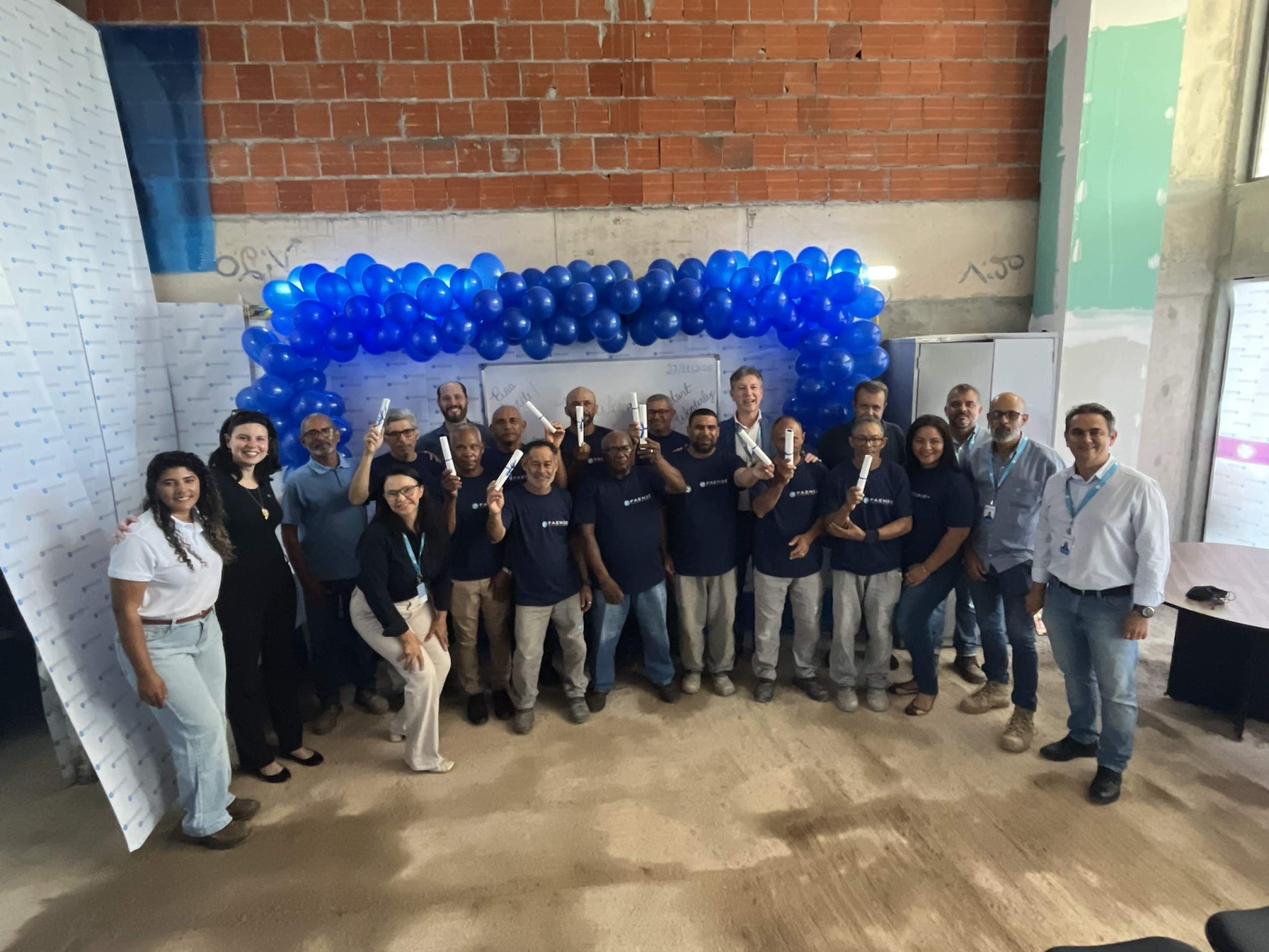 Trabalhadores da construção civil celebram fim do ano letivo no Programa de Alfabetização 