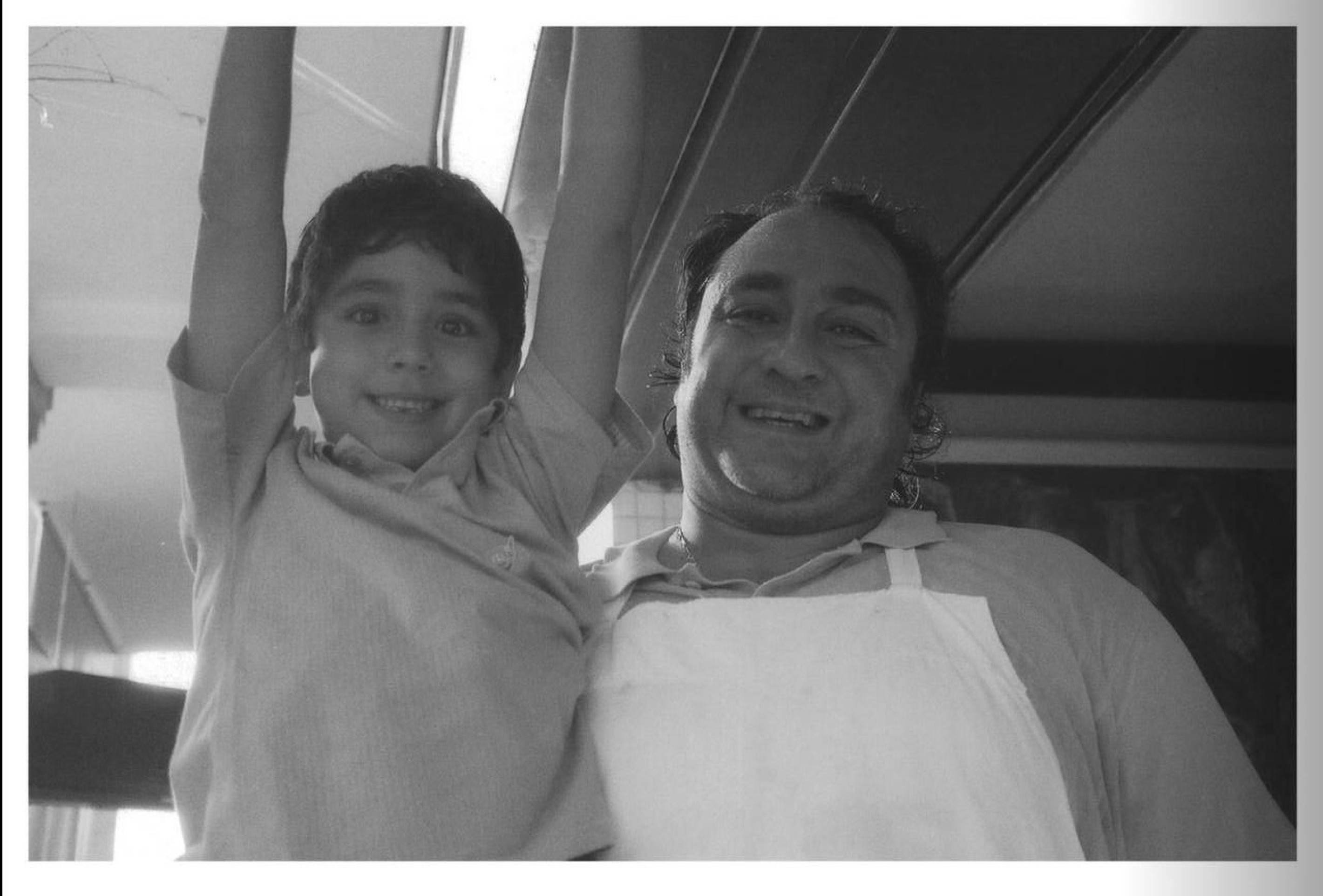 Luca com o pai, Ninny, ainda crian&ccedil;a, no restaurante