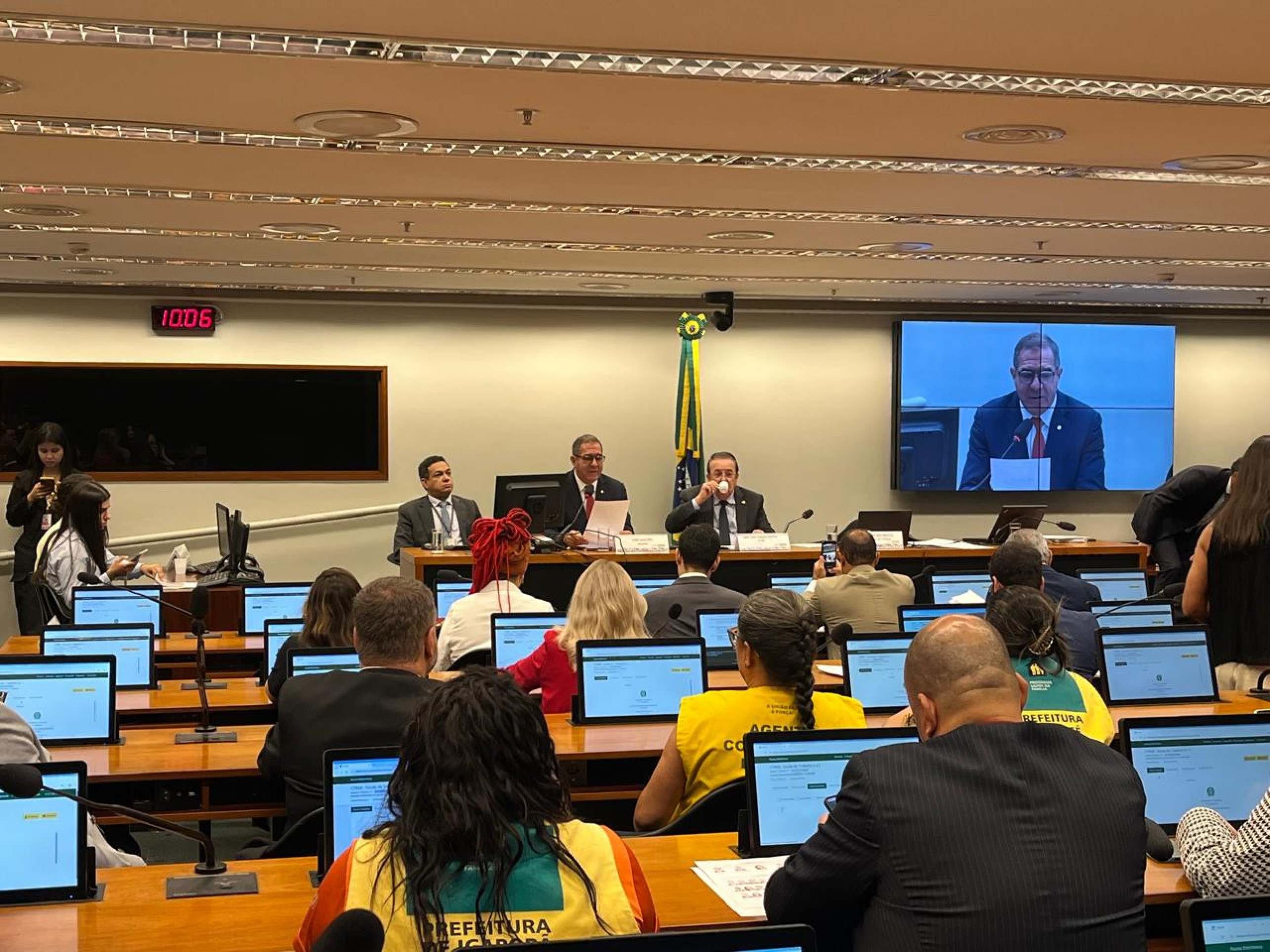 Câmara discute futuro da jornada enquanto parecer mantém 6x1 com limites