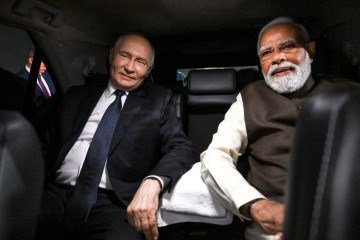  In this pool photograph distributed by the Russian state agency Sputnik, Russia's President Vladimir Putin and Indian Prime Minister Narendra Modi sit in a car as they depart Palam Air Force Base following the Russian leader's arrival in New Delhi on December 4, 2025, the first day of his two-day state visit to India. (Photo by Grigory SYSOYEV / POOL / AFP)
       -  (crédito: Grigory Sysoyev/AFP)