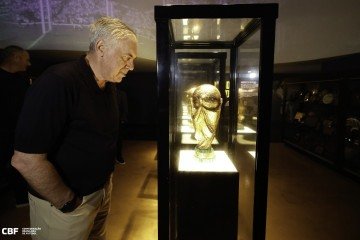 Na galeria da CBF, Carlo Ancelotti contemplou uma das cinco taças de Copa do Mundo conquistada pelo Brasil  -  (crédito: Rafael Ribeiro/CBF)