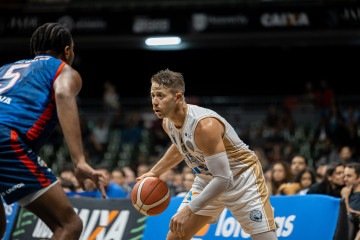 De volta ao Nilson Nelson, brasilienses emplacam placar centenário e chegam a seis vitórias consecutivas. - (crédito: Matheus Maranhão/Brasília Basquete) De volta ao Nilson Nelson, brasilienses emplacam placar centenário e chegam a seis vitórias consecutivas. - (crédito: Matheus Maranhão/Brasília Basquete)