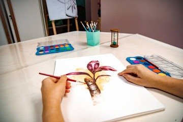 Oficina de aquarela no programa Rolê Cultural, realizado no CCBB -  (crédito:  Gabriela Pires)