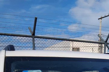 Agressor atingiu veículos com pedras e teve a prisão realizada por policial que passava pelo local -  (crédito: Divulgação/PMDF)