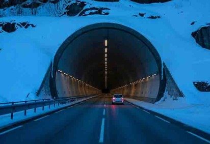 Está em construção na Noruega o túnel rodoviário mais longo e profundo do mundo, uma obra monumental que promete transformar radicalmente a mobilidade na costa oeste do país. -  (crédito:  Reprodução de Imagem de Insteigência Artificial) -Está em construção na Noruega o túnel rodoviário mais longo e profundo do mundo, uma obra monumental que promete transformar radicalmente a mobilidade na costa oeste do país. -  (crédito:  Reprodução de Imagem de Insteigência Artificial)