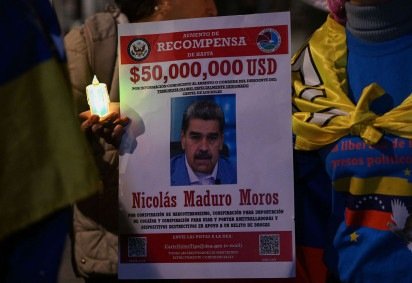 Venezuelano segura vela durante vigília contra o presidente Nicolás Maduro em Bogotá: recompensa de US$ 50 milhões       -  (crédito: Luis Acosta/AFP) -Venezuelano segura vela durante vigília contra o presidente Nicolás Maduro em Bogotá: recompensa de US$ 50 milhões       -  (crédito: Luis Acosta/AFP)