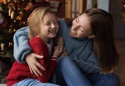 As festas de fim de ano precisam ser planejadas levando em conta as necessidades sensoriais e emocionais das crianças com autismo (Imagem: fizkes | Shutterstock) -  (crédito: EdiCase) -As festas de fim de ano precisam ser planejadas levando em conta as necessidades sensoriais e emocionais das crianças com autismo (Imagem: fizkes | Shutterstock) -  (crédito: EdiCase)