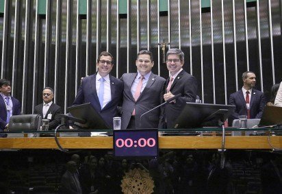 O relator da LDO, deputado Gervásio Maia (PSB-PB), com Alcolumbre e Randolfe 
 -  (crédito: Kayo Magalhães / Câmara dos Deputados) -O relator da LDO, deputado Gervásio Maia (PSB-PB), com Alcolumbre e Randolfe 
 -  (crédito: Kayo Magalhães / Câmara dos Deputados)