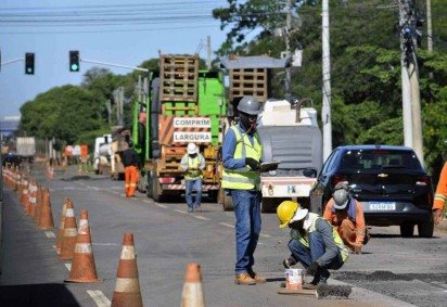 06/12/2024. Cr..dito: Minervino J..nior/CB/D.A Press. Brasil.  Brasilia - DF. Obras de concretagem da pista da EPIG. Usu..rios do transporte p..blico.
     -  (crédito: Minervino Júnior/CB) -06/12/2024. Cr..dito: Minervino J..nior/CB/D.A Press. Brasil.  Brasilia - DF. Obras de concretagem da pista da EPIG. Usu..rios do transporte p..blico.
     -  (crédito: Minervino Júnior/CB)