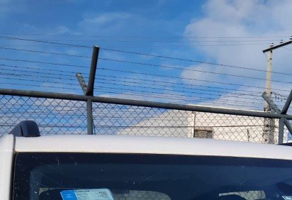 Agressor atingiu veículos com pedras e teve a prisão realizada por policial que passava pelo local -  (crédito: Divulgação/PMDF) -Agressor atingiu veículos com pedras e teve a prisão realizada por policial que passava pelo local -  (crédito: Divulgação/PMDF)