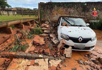 Muro caiu sobre carro No Parque de Exposição Bela Vista -  (crédito: Divulgação/CBMDF) -Muro caiu sobre carro No Parque de Exposição Bela Vista -  (crédito: Divulgação/CBMDF)