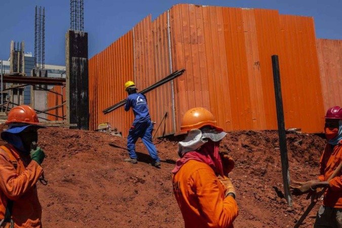 Brasil do 'pleno emprego' vê economia desacelerar: por que isso é considerado positivo por alguns economistas -  (crédito: BBC Geral)