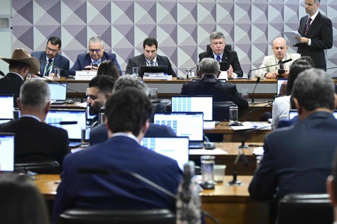  Comiss..o Parlamentar Mista de Inqu..rito do INSS - 2025 (CPMI - INSS) realiza reuni..o para analisar requerimentos...O objetivo da comiss..o .. investigar fraudes no Instituto Nacional do Seguro Social (INSS), envolvendo descontos irregulares em benef..cios de aposentados e pensionistas. A CMPI .. formada por senadores e deputados, num total de 32 titulares e igual n..mero de suplentes. ..Mesa: .advogado do N..cleo de Defesa das Prerrogativas Parlamentares do Senado Federal, Marcelo Cheli de Lima; .relator da CPMI - INSS, deputado Alfredo Gaspar (Uni..o-AL); .coordenador de Comiss..es Especiais, Tempor..rias e Parlamentares de Inqu..rito (Coceti), Leandro Augusto de Ara..jo Cunha Bueno; .presidente da CPMI - INSS, senador Carlos Viana (Podemos-MG), conduz reuni..o;.deputado Cabo Gilberto Silva (PL-PB). ..Bancada:.deputada Adriana Ventura (Novo-SP);.deputado Luiz Lima (Novo-RJ);.senador Izalci Lucas (PL-DF);.deputada Bia Kicis (PL-DF)...Foto: Geraldo Magela/Ag..ncia Senado
     -  (crédito:  Geraldo Magela/Agência Senado)