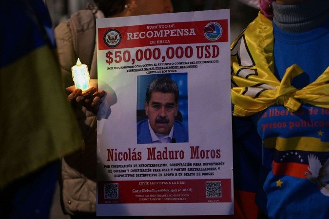 Venezuelano segura vela durante vigília contra o presidente Nicolás Maduro em Bogotá: recompensa de US$ 50 milhões       -  (crédito: Luis Acosta/AFP)