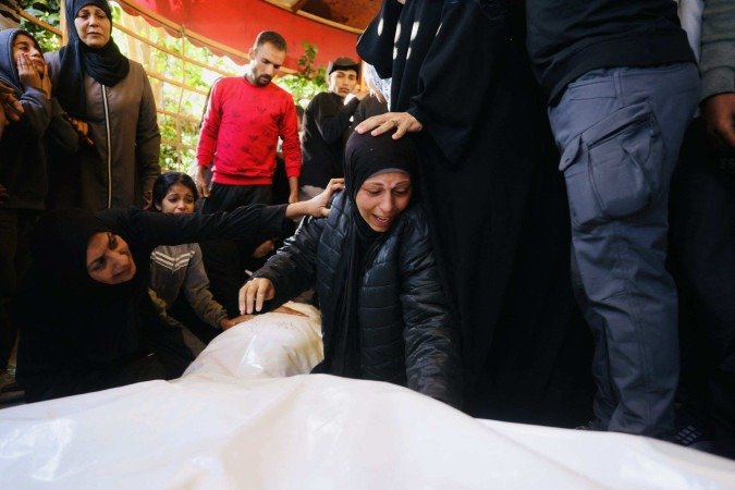 Mulher se desespera diante de corpos de familiares mortos 