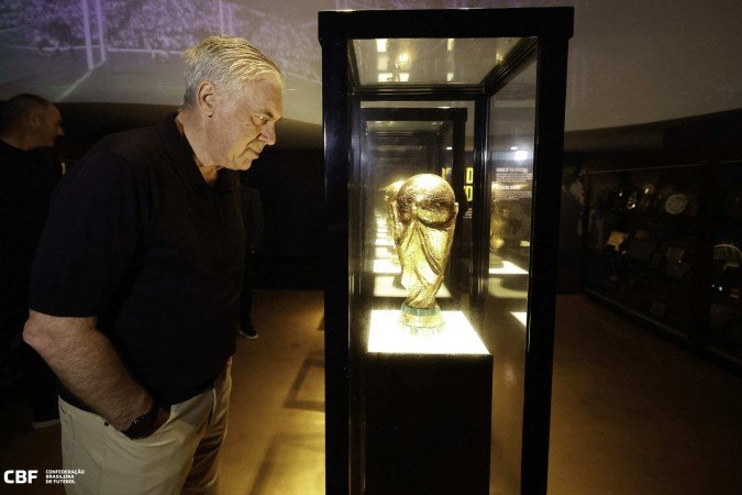 Na galeria da CBF, Carlo Ancelotti contemplou uma das cinco taças de Copa do Mundo conquistada pelo Brasil  -  (crédito: Rafael Ribeiro/CBF)