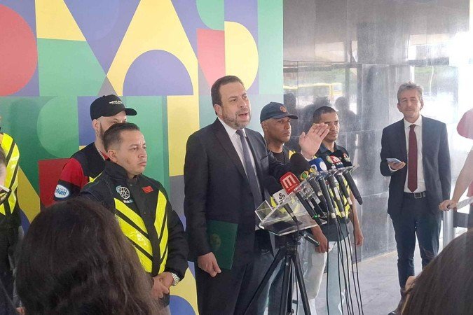 Boulos durante a cerimônia: Boulos durante a cerimônia: