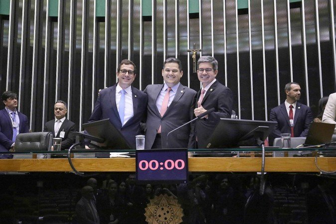 O relator da LDO, deputado Gervásio Maia (PSB-PB), com Alcolumbre e Randolfe 
 -  (crédito: Kayo Magalhães / Câmara dos Deputados)