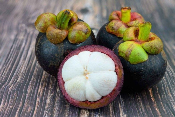 O mangostão é uma fruta tropical rica em antioxidantes que oferece diversos benefícios para a saúde (Imagem: M.Somchai | Shutterstock) -  (crédito: EdiCase)