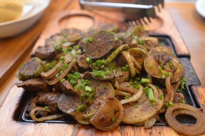  Quem quiser provar um fígado diferente pode gostar do prato Fígado Arte, do Butteko 101, no Sudoeste. Leva cebola e jiló e, como acompanhamento, um pão francês fresquinho