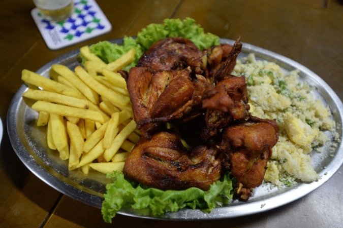  Prato Galeto Athos Bulcão, do Buteco da Elma, no Guará, inspirado no artista modernista nascido no Rio de Janeiro e que adotou Brasília com sua arte