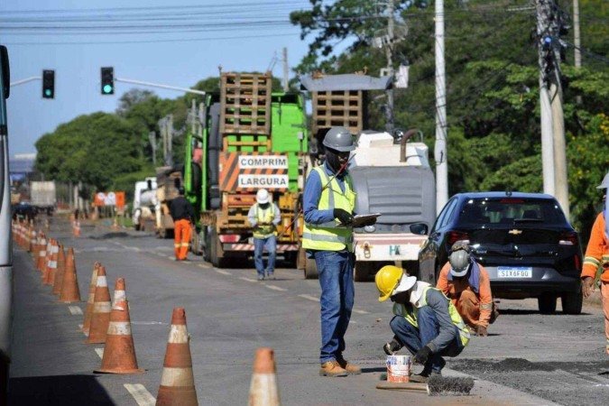 06/12/2024. Cr..dito: Minervino J..nior/CB/D.A Press. Brasil. Brasilia - DF. Obras de concretagem da pista da EPIG. Usu..rios do transporte p..blico.
- (crédito: Minervino Júnior/CB) 06/12/2024. Cr..dito: Minervino J..nior/CB/D.A Press. Brasil. Brasilia - DF. Obras de concretagem da pista da EPIG. Usu..rios do transporte p..blico.
- (crédito: Minervino Júnior/CB)