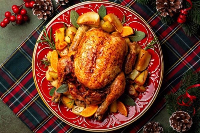 Peru recheado com maçã e laranja (Imagem: OlgaBombologna | Shutterstock)  -  (crédito: EdiCase)