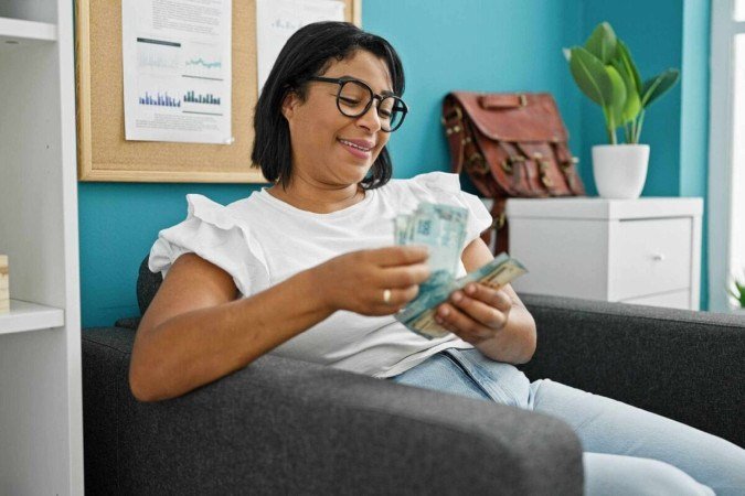 Sobre a segunda parcela do 13º incide descontos (Imagem: Krakenimages.com | Shutterstock) -  (crédito: EdiCase)