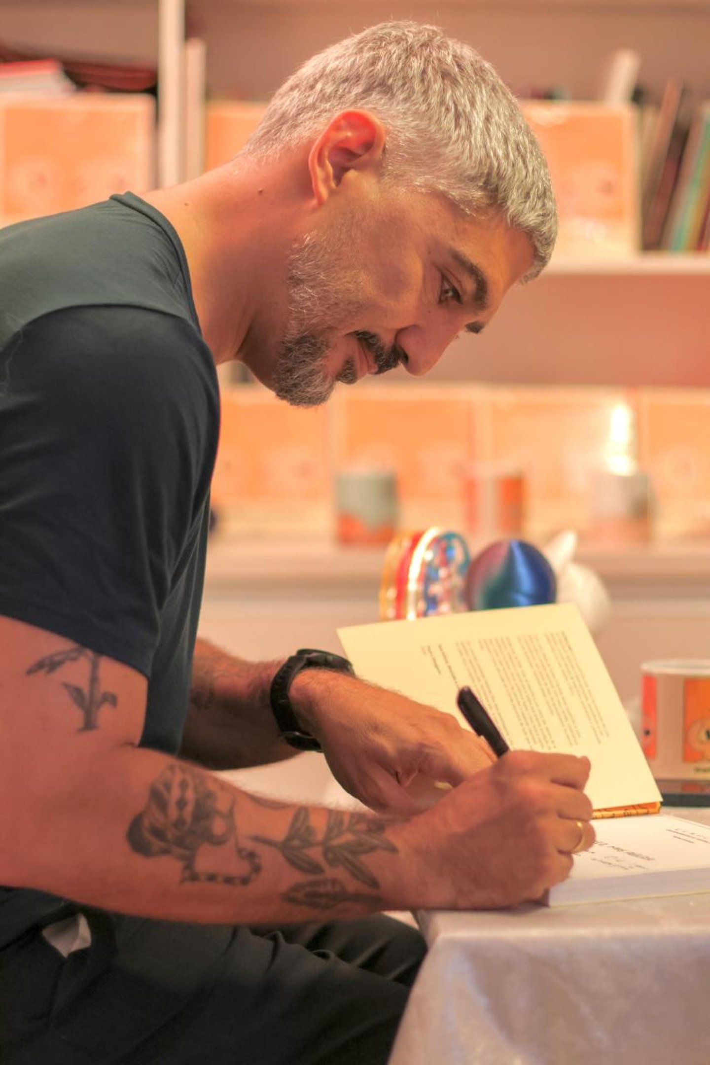 Artista Pedro Sangeon,  criador do Gurulino