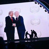  O presidente dos EUA, Donald Trump, recebe o Prêmio da Paz da FIFA do presidente italiano da FIFA, Gianni Infantino, durante o sorteio da Copa do Mundo FIFA de 2026 -  (crédito: AFP)