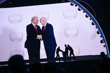  O presidente dos EUA, Donald Trump, recebe o Prêmio da Paz da FIFA do presidente italiano da FIFA, Gianni Infantino, durante o sorteio da Copa do Mundo FIFA de 2026 -  (crédito: AFP)
