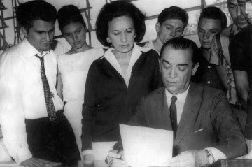 O jornalista Adirson Vasconcelos com Sarah e Juscelino Kubitschek na redação do Correio Braziliense - (crédito: Arquivo CB/CB/D.A Press) O jornalista Adirson Vasconcelos com Sarah e Juscelino Kubitschek na redação do Correio Braziliense - (crédito: Arquivo CB/CB/D.A Press)