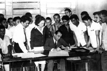 Juscelino Kubitschek em visita ao Correio, em 15/5/1964, concede autógrafos aos colaboradores do jornal - (crédito: Arquivo CB/CB/D.A Press) Juscelino Kubitschek em visita ao Correio, em 15/5/1964, concede autógrafos aos colaboradores do jornal - (crédito: Arquivo CB/CB/D.A Press)