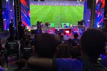 O evento ainda contou com uma plateia muito animada com a AfroReggae que por meio da iniciativa, AfroGames, trouxe várias crianças de projetos sociais de diversas comunidades no Rio de Janeiro para assistir às partidas de eFootball. -  (crédito: Khalil Santos/CB)