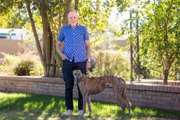 Professor de psicologia da ASU, Clive Wynne posa para um retrato com sua galga, Ginger - (crédito: Samantha Chow/Universidade Estadual do Arizona) Professor de psicologia da ASU, Clive Wynne posa para um retrato com sua galga, Ginger - (crédito: Samantha Chow/Universidade Estadual do Arizona)