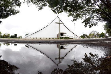 Tempo fechado na Catedral Rainha da Paz, no Eixo Monumental -  (crédito: Ed Alves/CB)